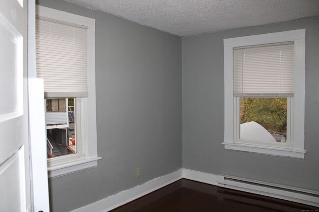 Building Photo - 24 James St