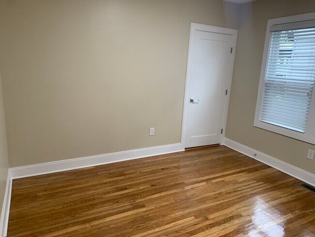 Building Photo - 115 Shore Dr