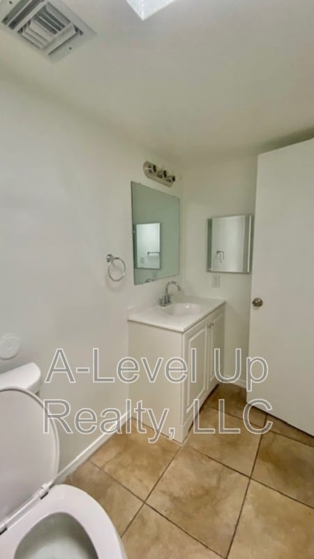 Building Photo - 1025 S Santa Rita Ave