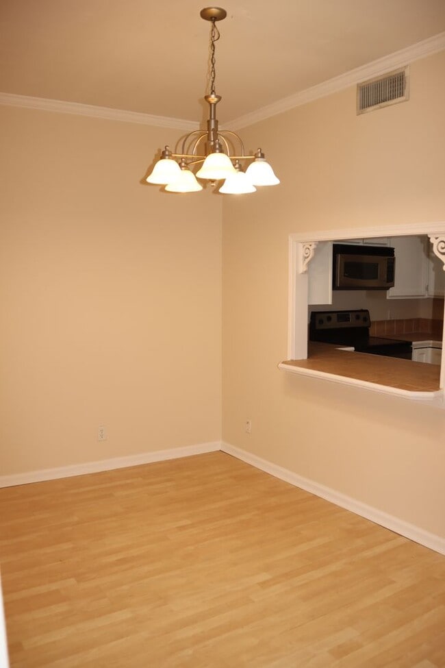 Building Photo - Conveniently Located
