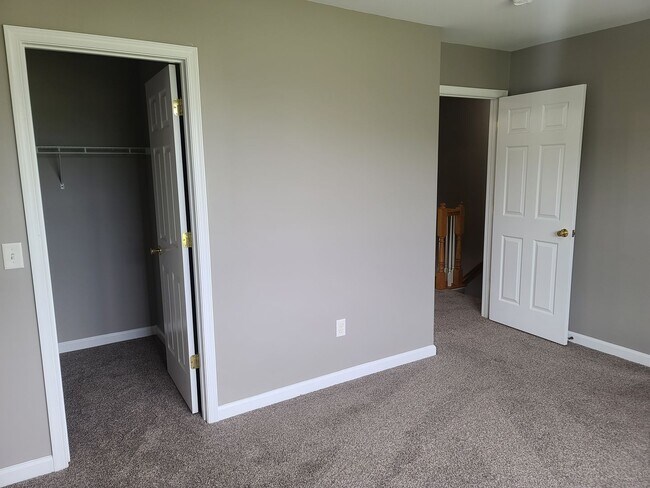 Building Photo - 3 Bed 2.5 Bath Townhome Ready for You in W...