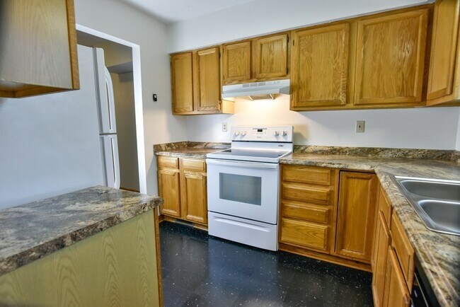 Building Photo - 4 bedroom 2 bath