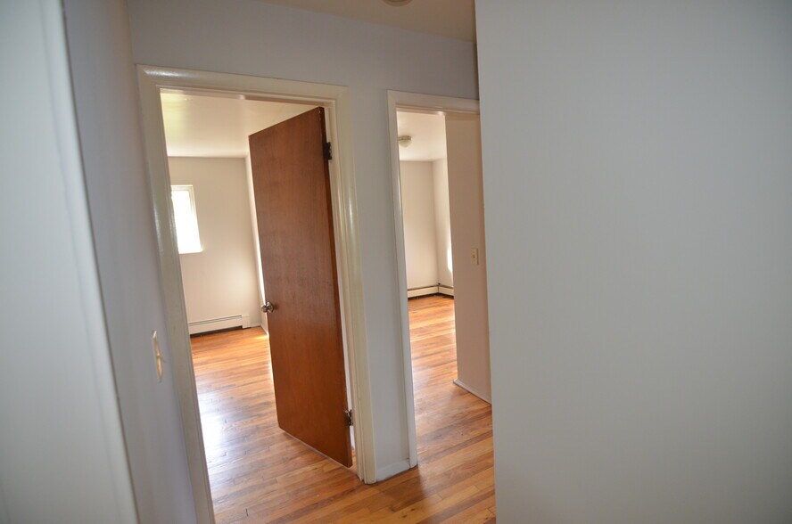 Building Photo - 8441 Cottonwood Dr