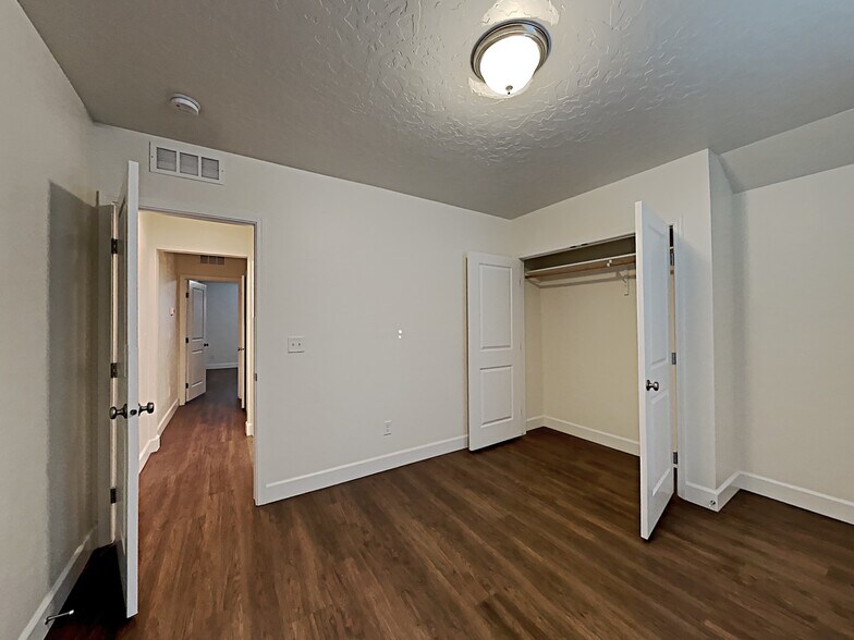 Building Photo - 400 E Sicily Dr