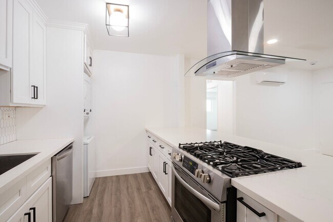 Building Photo - Newly Remodeled Ground Floor 1 Bed / 1 Bath Apartment in Prime West Hollywood