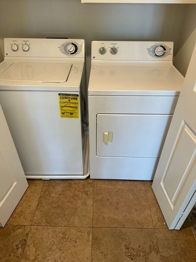 Building Photo - Guard gated Park Ave Condo