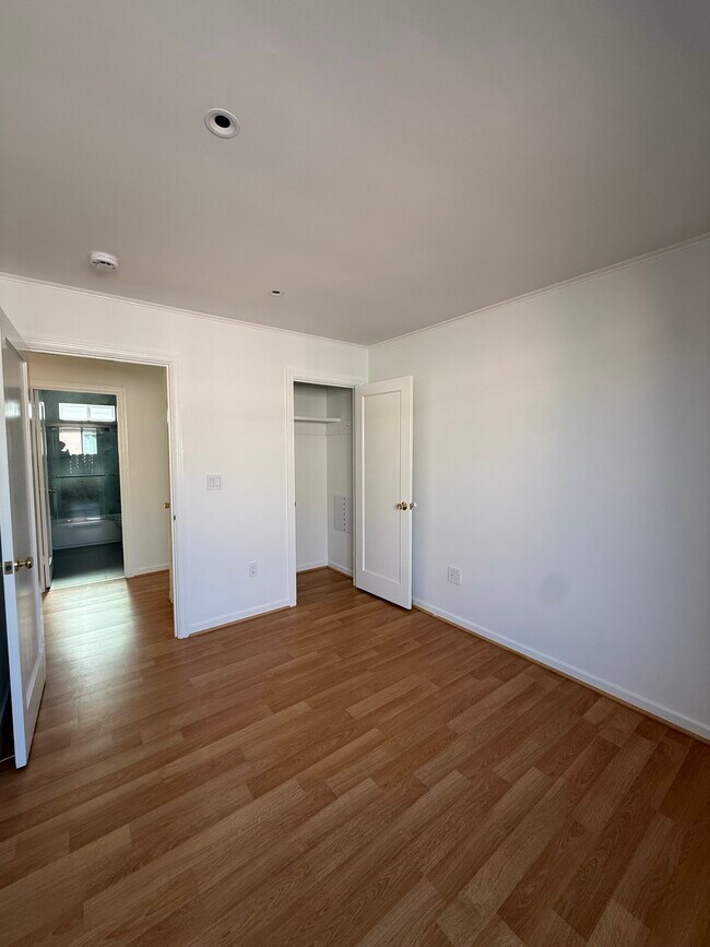 Building Photo - 330 Cuardo Ave