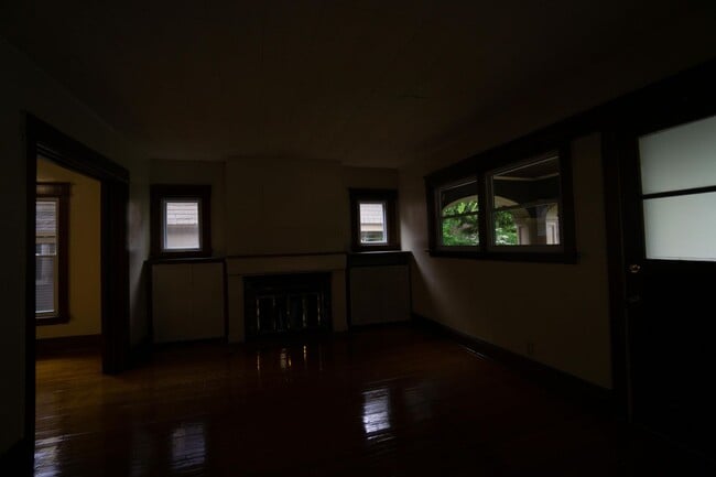Building Photo - 125 Victoria Pl