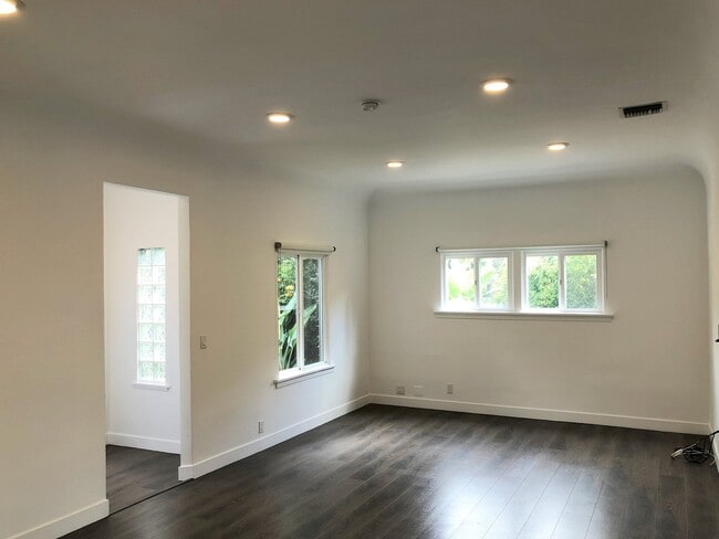 Building Photo - 8538 N W Knoll Dr