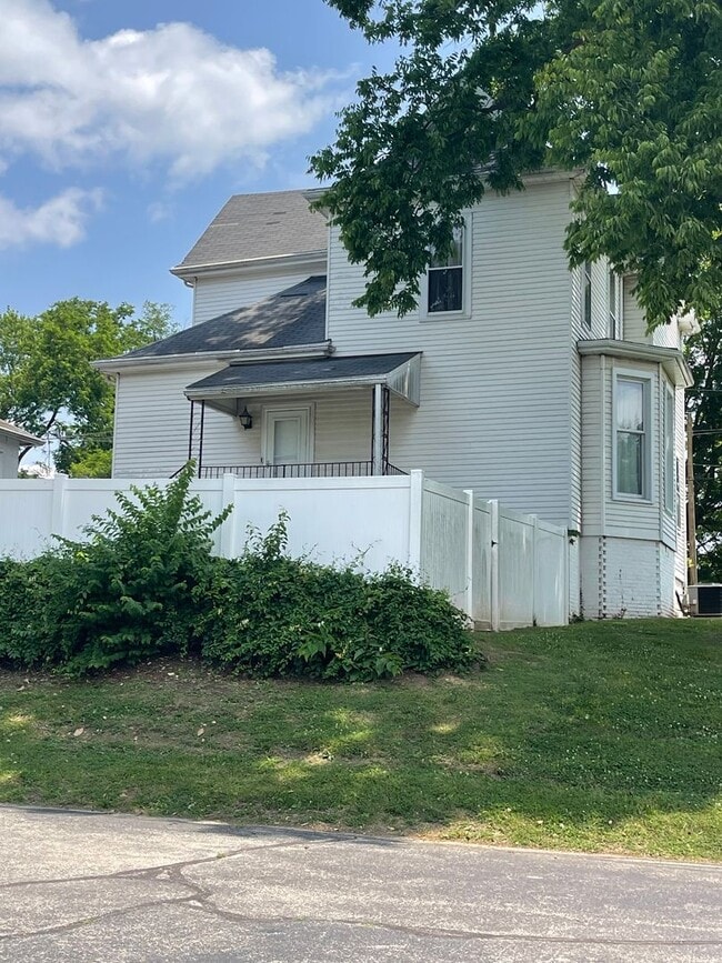 Building Photo - Beautiful historic home