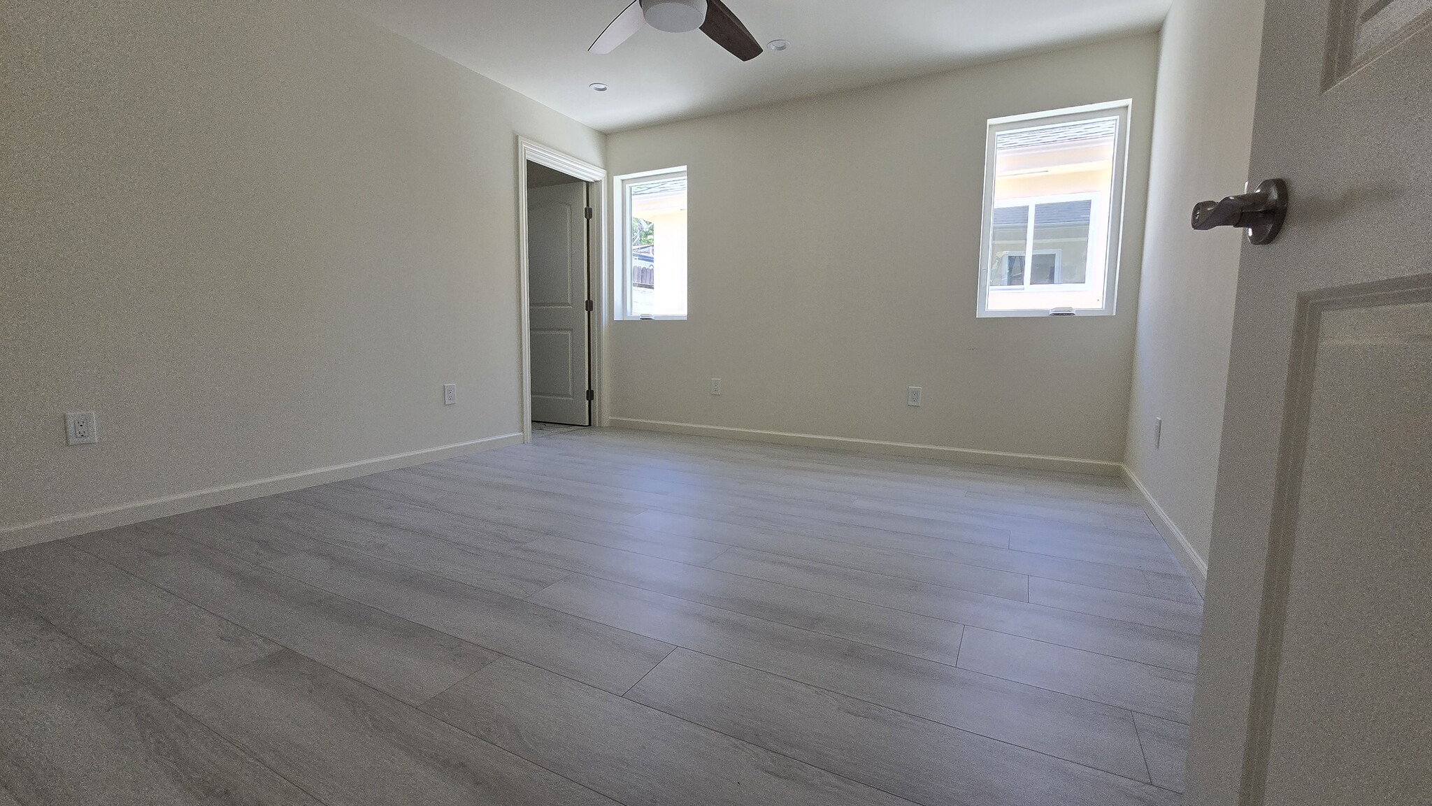 Building Photo - 10931 Hayvenhurst Ave