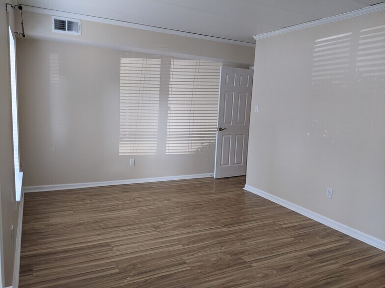 Master bedroom - 19 Oakridge Dr