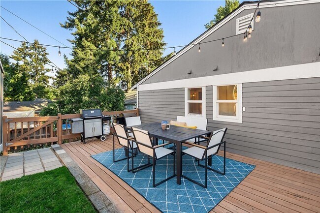 Building Photo - Updated 3 bed, 2 bath home in Greenwood