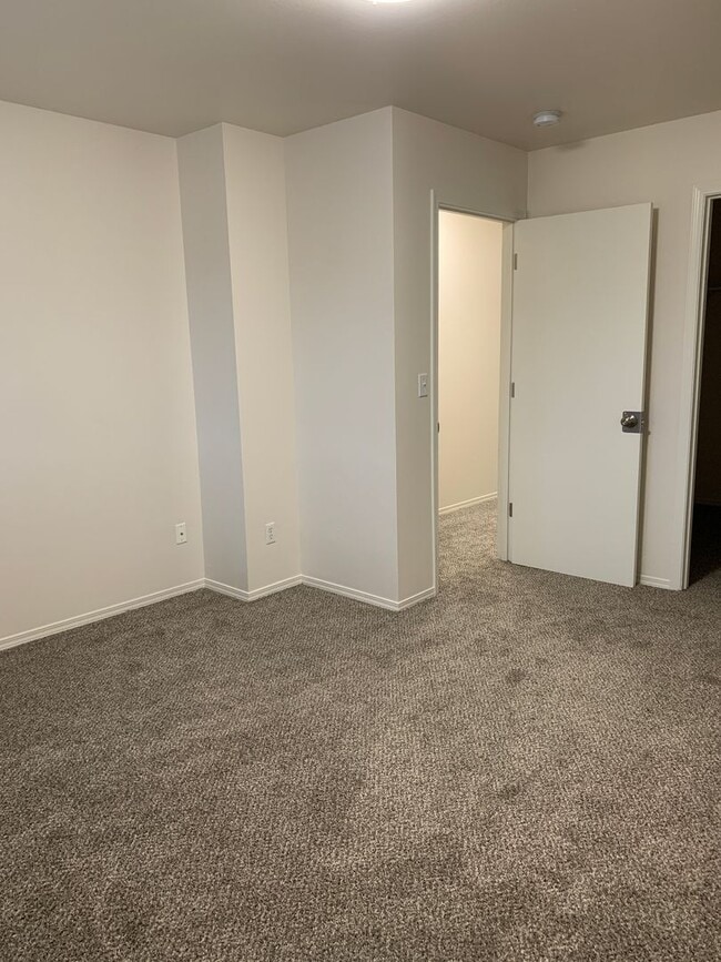 Building Photo - 3 Bdrm, 1 & 1/2 Ba | Muldoon & E 36th Ave area