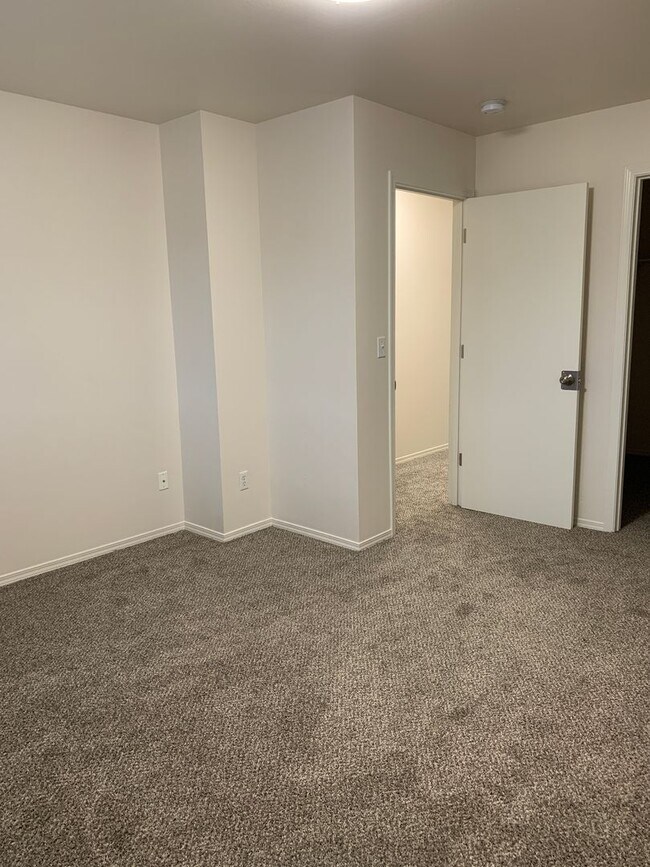 Building Photo - 3 Bdrm, 1 & 1/2 Ba | Muldoon & E 36th Ave area | ASK ABOUT HOLIDAY MOVE IN SPECIAL!!