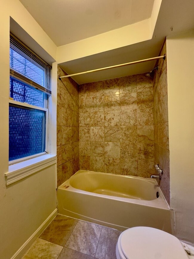 Building Photo - Large Four Bedroom Townhome in Pigtown