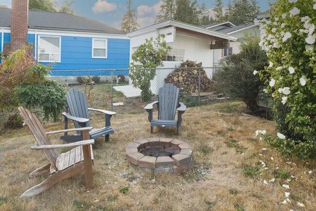 Building Photo - 11315 Roosevelt Way NE