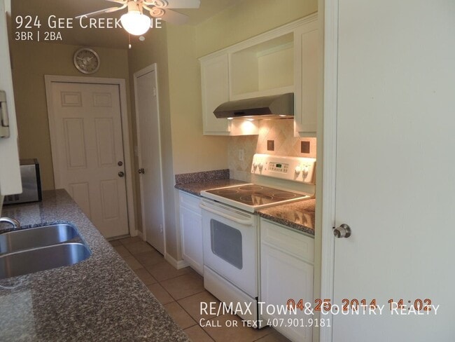 Building Photo - 924 Gee Creek Ln