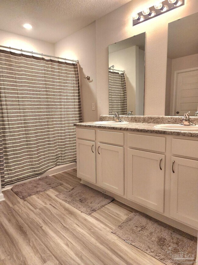 Building Photo - 5379 Peach Dr