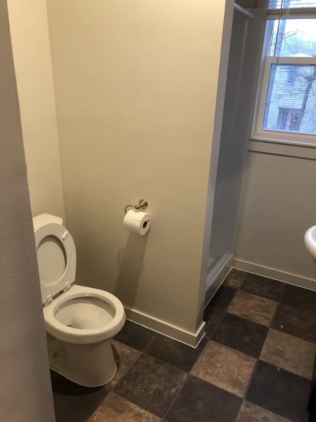 Building Photo - Huge 5 Bed 2 Bath home near UWEC with big ...