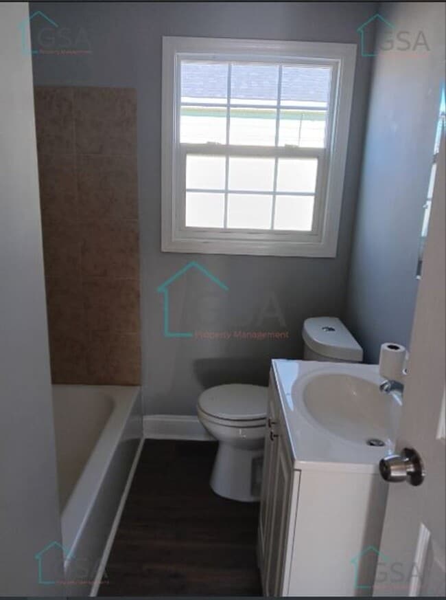 Building Photo - 3 Bedroom 2 Bath Available!