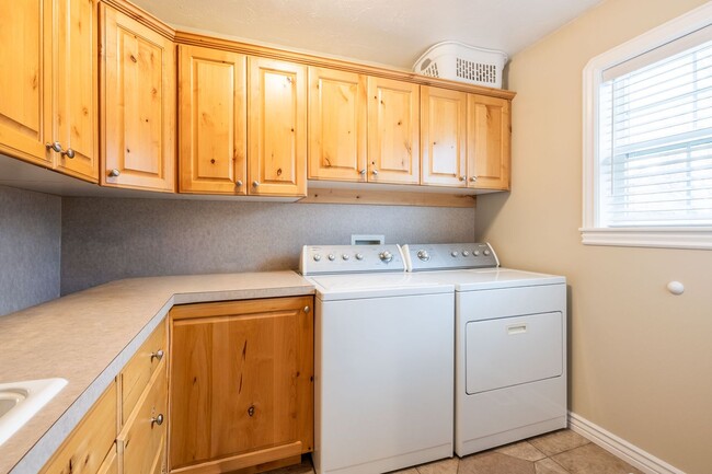 Building Photo - 3 Bedroom 2 bath home in Sugar City Idaho 2 stall garage in awesome neighborhood