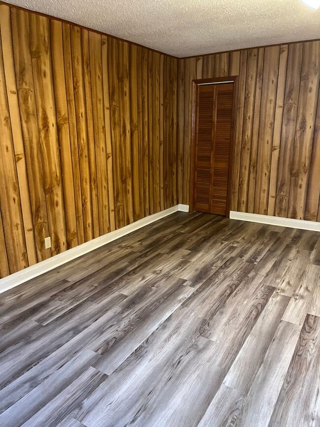 Building Photo - 2 Bedroom Apartment Located in Beautiful Warrensville