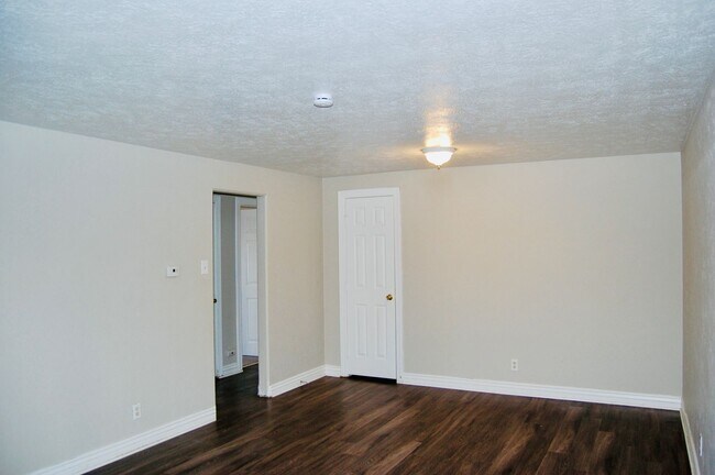 Building Photo - Updated 3Bedroom-In-Unit Laundry-$1,000 Move-In credit