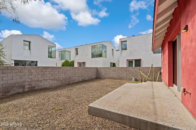 Building Photo - 1337 E Polk St