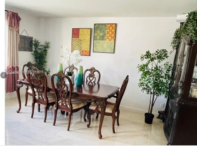 Building Photo - 721 SW 69th Ave