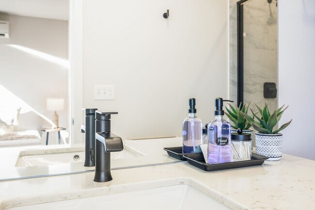 Building Photo - 1600 S Washington St