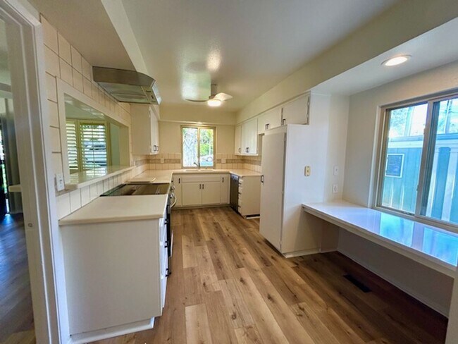 Building Photo - Upper East/Mission Area 3 Bedroom Home - Available Mid-August