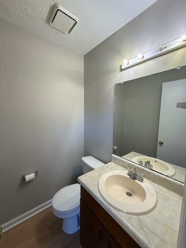 Building Photo - 2 Woodrum Pl