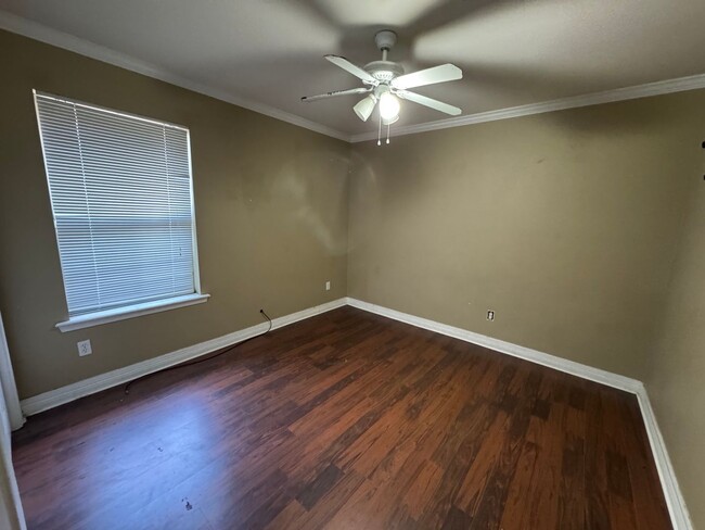 Building Photo - Gorgeous 3 Bedroom Home