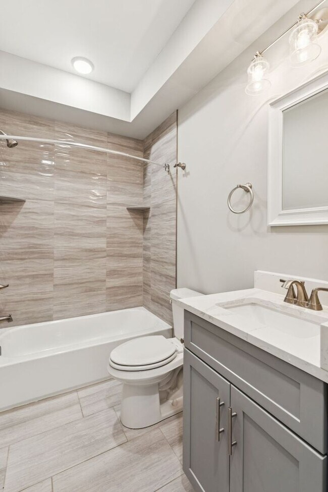 Building Photo - Chic 2-Bedroom Rental with Stunning Roofto...