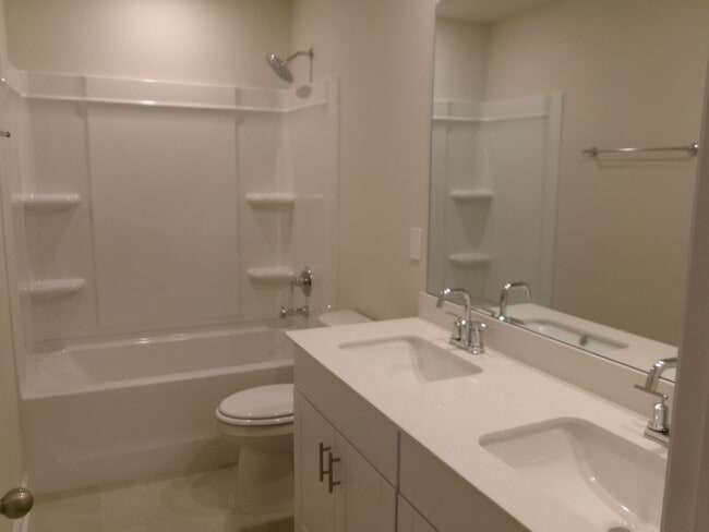 Building Photo - Spacious 4 bedroom home located in Clear Pond