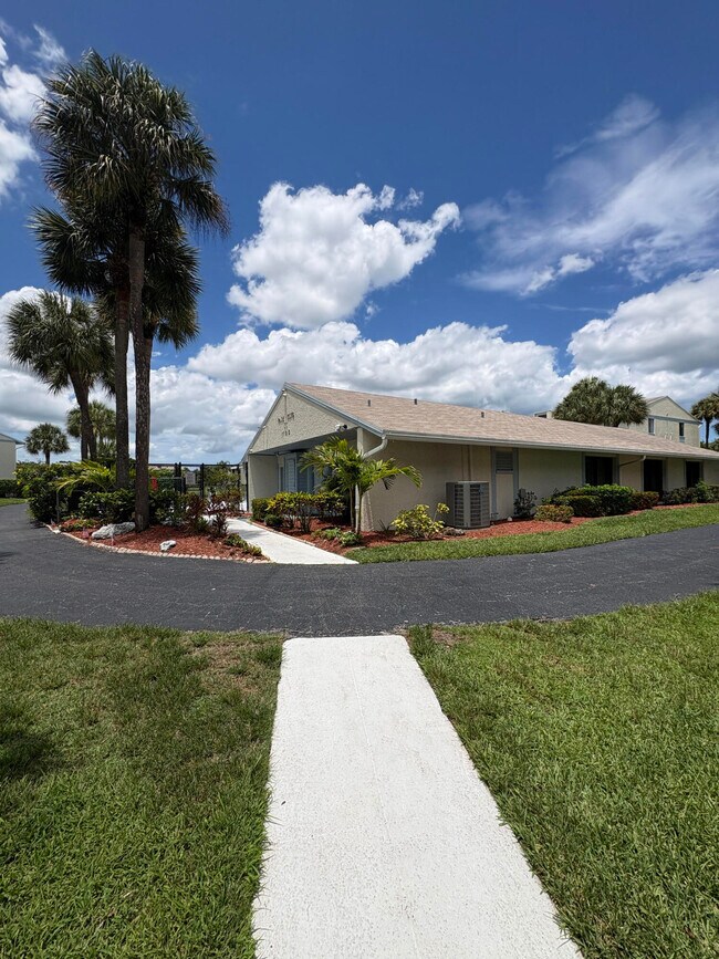 Building Photo - 1102 Green Pine Blvd