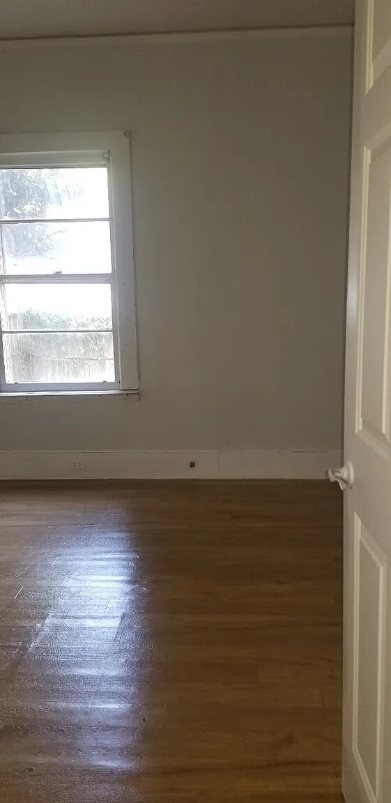 Building Photo - 2 Bedroom 1 Bathroom