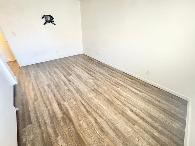 Building Photo - LIMITED TIME ONLY!! TAKE POSSESSION BY JUNE 1ST & RECEIVE ONE MONTH FREE RENT!! In this comfortab...
