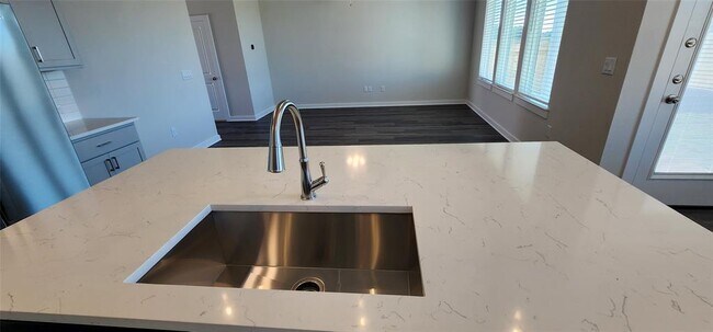 Building Photo - 2200 Delano Dr