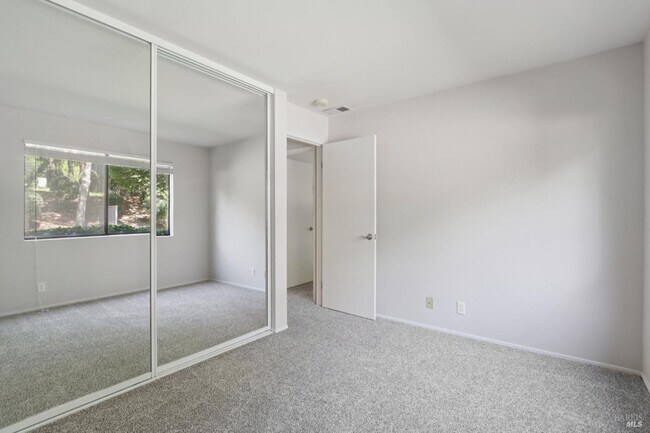 Building Photo - 900 Cambridge Dr