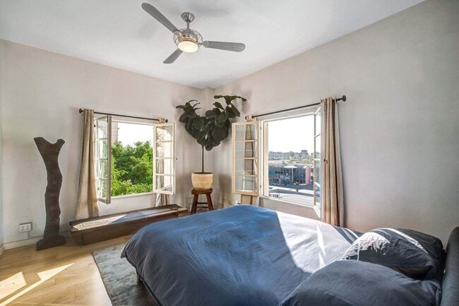 Building Photo - 109 N Sycamore Ave