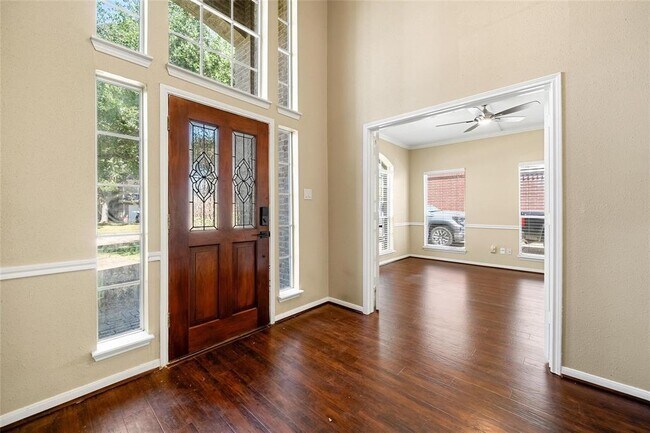 Building Photo - 2645 Lakeway Dr