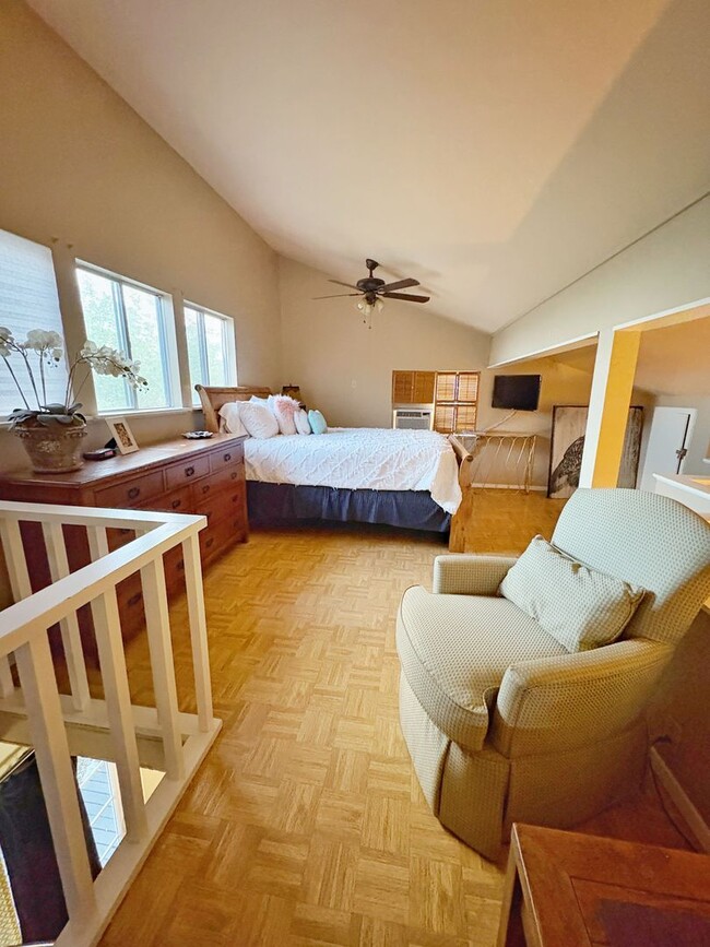 Building Photo - Fully Furnished 2/1