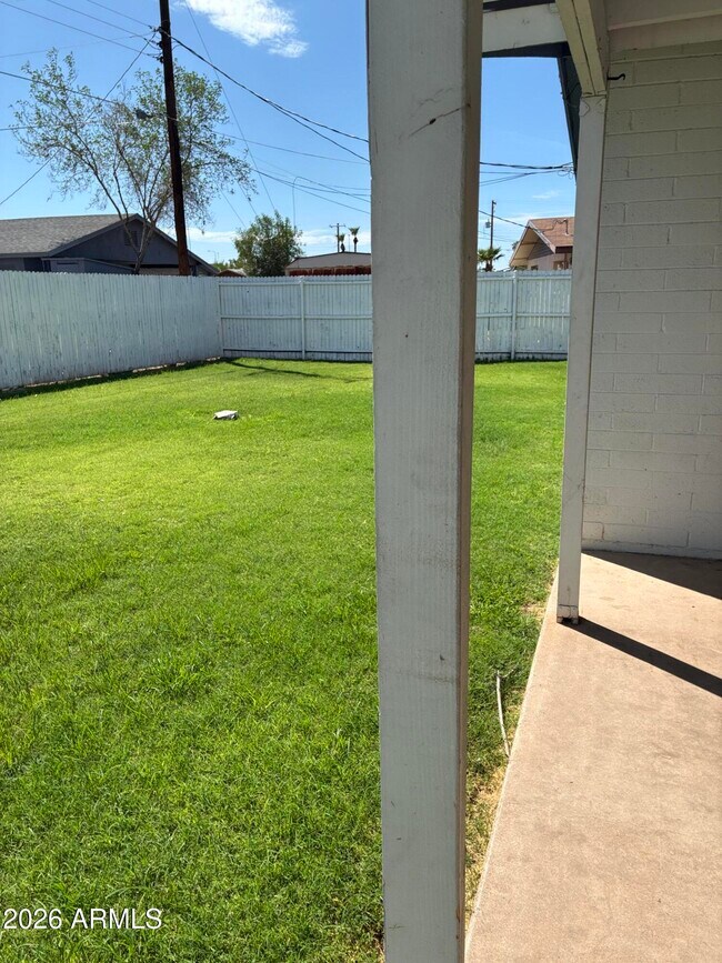 Building Photo - 1439 W Huntington Dr