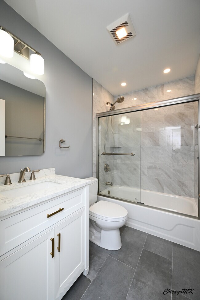 Building Photo - 9381 Bay Colony Dr