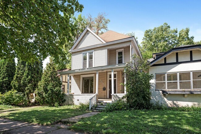 Building Photo - MUST SEE! Spacious 5BD/2BA Home near the U...