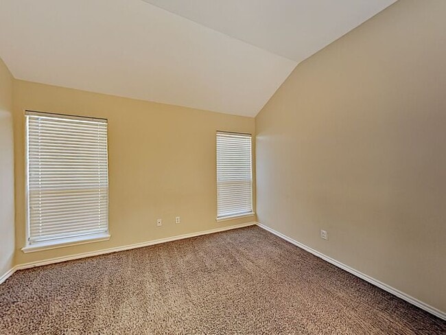 Building Photo - No Application Fee* $500 off first months ...