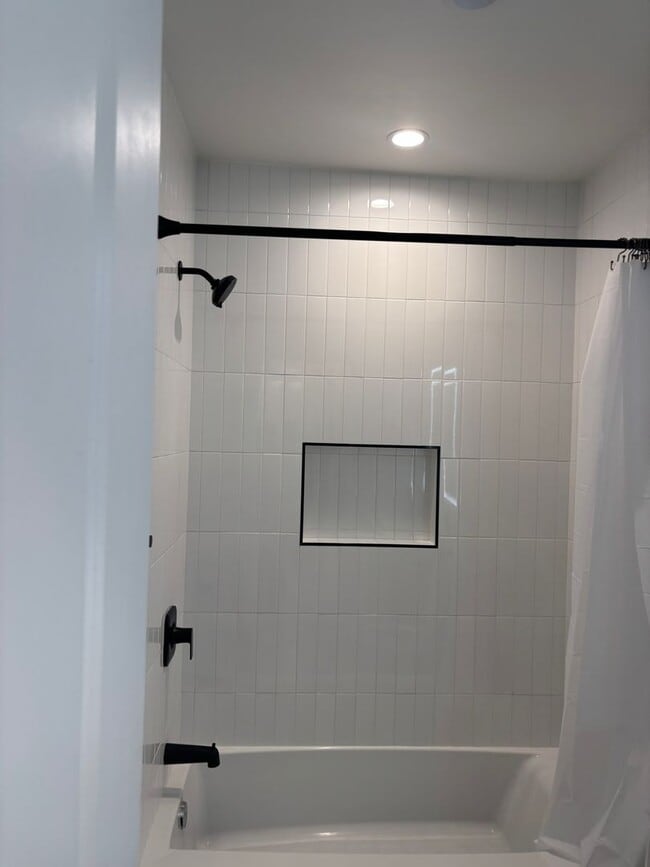 Building Photo - 1219-1223 S Lake St