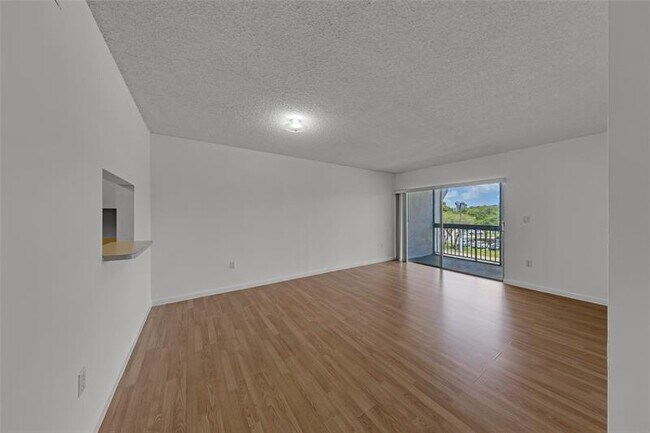 Building Photo - 721 N Pine Island Rd